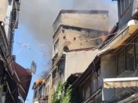 Eminönü'nde havai fişek satan bir işyerinde patlama
