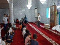 Camide Kur'an dersi alan öğrencilere çeşitli hediyeler verildi