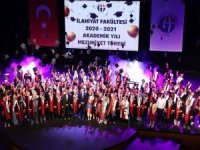 GAÜN İlahiyat Fakültesi öğrencilerinin mezuniyet sevinci