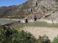 Kuraklık Fırat Nehri'ni vurdu, sular onlarca metre geri çekildi