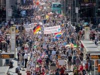 Almanya'da Covid-19 kısıtlamaları protesto edildi