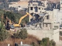 İşgalci rejim Filistinlilere ait ev ve iş yerlerini yıktı