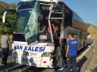 Yolcu otobüsü tıra arkadan çarptı: 3 yaralı