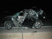Otomobil kamyona çarptı: Bir ölü, biri bebek 3 yaralı