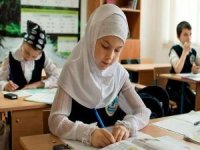 Özbekistan, okullarda başörtüsü yasağı utancına son verdi