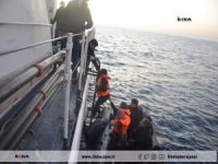 Marmaris'te Türkiye kara sularına itilen 77 düzensiz göçmen kurtarıldı