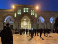 Tüm engellemelere rağmen Filistinliler Mescid-i Aksa'da sabah namazı kıldı