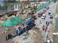 Çin'de otobüs nehre düştü: 13 ölü