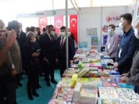 ​6-8 Ekim'de kütüphanesi yakılan Siirt'te kitap fuarının açılması öğrencileri sevindirdi