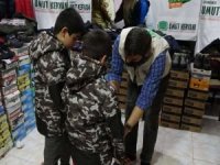 Umut Kervanı Diyarbakır'da ihtiyaç sahibi çocuklara kışlık yardımında bulundu