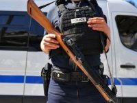Fransa'da polise bıçaklı saldırı