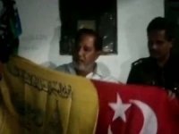 Hindu faşistler evine İslami bayraklar asan Müslümanları linç etmek istedi