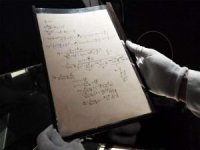 Einstein'ın görelilik teorisi üzerine yazdığı el yazması Paris'te 13 milyon Dolar'a satıldı