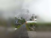 Endonezya'da yanardağ patladı: 13 ölü