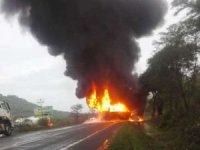 Zimbabve'de otobüs ile yakıt tankeri çarpıştı: 54 yolcu yanarak ölmekten son anda kurtuldu