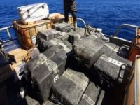 El Salvador'da bir teknede 4,1 ton kokain ele geçirildi
