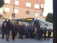 İstanbul'da İETT otobüs durağa çarptı: 3 yaralı