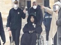 Bülent Ersoy'a şemsiye tutan Anıtkabir Komutanı görevinden alındı