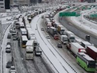 İstanbullular yolda kalan araçlarını buzlanma sebebiyle kaldıramıyor