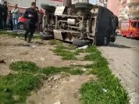 Diyarbakır'da polis aracı kaza yaptı: Biri polis 3 yaralı