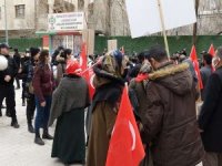 Van'da HDP önünde eylem yapan aileler çalınan müziğin kapatılmasını istiyor
