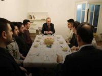 Erdoğan, iftarda İstanbul Beşiktaş’taki bir öğrenci evine misafir oldu