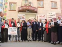 Savcı Sayan'dan Diyarbakır'da eylem yapan anne ve babalara destek ziyareti