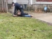 ABD polisi siyahi bir genci başından vurarak öldürdü