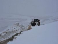 Mayıs ayında Bitlis Nemrut Krater Gölü’nde kar yağışı