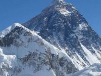 Rus dağcı Everest'e tırmanırken öldü