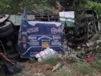 Hinduları taşıyan otobüs uçuruma yuvarlandı: 25 ölü