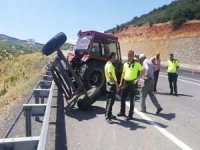 Bingöl-Elâzığ Karayolunda seyir halindeki traktör yan yattı