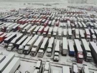 Kar fırtınası nedeniyle binlerce araç sınırda mahsur kaldı
