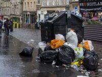 İskoçya'da grev nedeniyle sokaklarda çöp yığınları oluştu