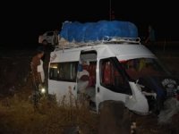 Mevsimlik tarım işçilerini taşıyan minibüs otomobille çarpıştı: 16 yaralı