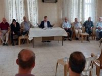 Kayapınar Belde Belediyesi Başkanı Özhan, halkın taleplerini dinliyor