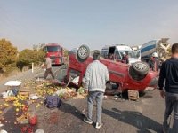 Meyve sebze yüklü hafif ticari araç kaza yaptı: 2 yaralı