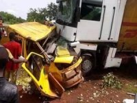 Gine'de öğrencileri taşıyan araç kamyonla çarpıştı: 22 ölü
