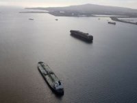 Endonezya açıklarında mahsur kalan petrol gemisini kurtarma çalışmaları devam ediyor