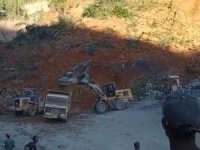 Hindistan'da taş ocağı çöktü: 15 kişi mahsur kaldı