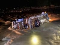 Filipinler'de nehri geçmeye çalışan otobüs devrildi: 8 ölü