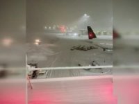 Kanada'da yoğun kar fırtınası nedeniyle uçak seferleri iptal edildi