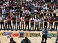 On binlerce Filistinli Müslüman Mescid-i Aksa'da Cuma namazı için saf tuttu