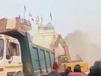 Hindistan yönetimi tarihi camiyi yıktı