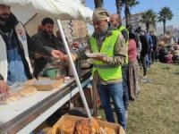 Umut Kervanı Vakfı ile Yetimler Vakfı Kahramanmaraş'ta sıcak yemek dağıttı