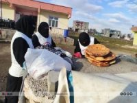 Umut Kervanı gönüllüsü Diyarbakırlı kadınlar depremzedeler için tandırları yaktı