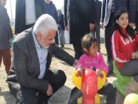 Yapıcıoğlu, depremzede çocuklarla yakından ilgilendi
