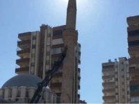 Adana'da depremde zarar gören minareler yıkıldı