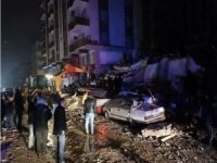 Antakya'da yıkılan 2 binanın enkazındaki 3 kişi aranıyor