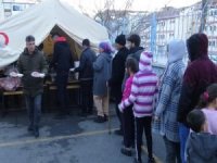 Dört kardeş yardım kuruluşu Malatya’da sıcak yemek dağıtımını sürdürüyor